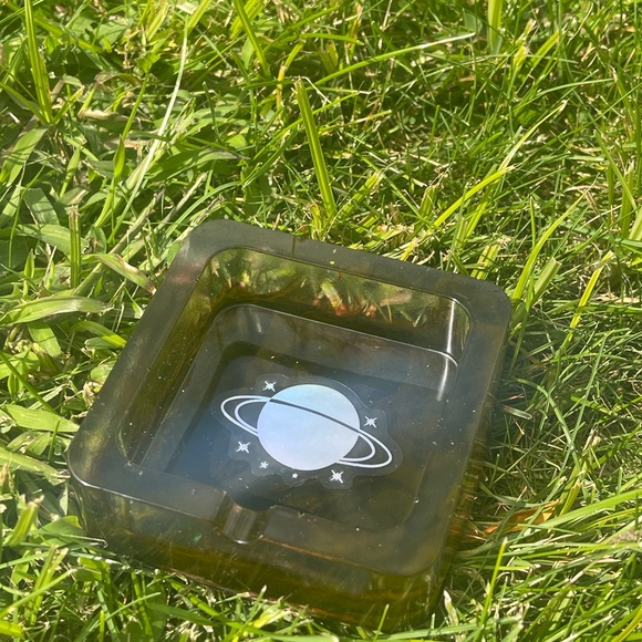 Resin made ash tray with alcohol ink - Picture 4 of 5